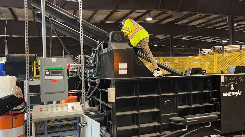 ENERPAT Iron Scrap Baling Press Installed ENERPAT تم تركيب مكبس بالات خردة الحديد